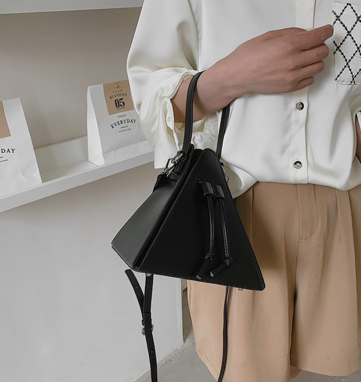 geometric pyramid crossbody with contrast trim – NOXAS
