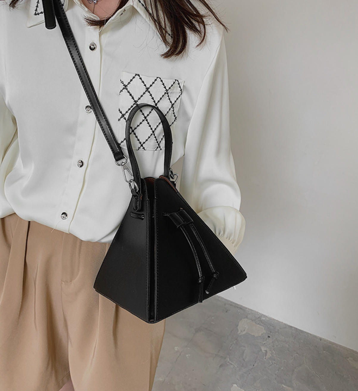 geometric pyramid crossbody with contrast trim – NOXAS