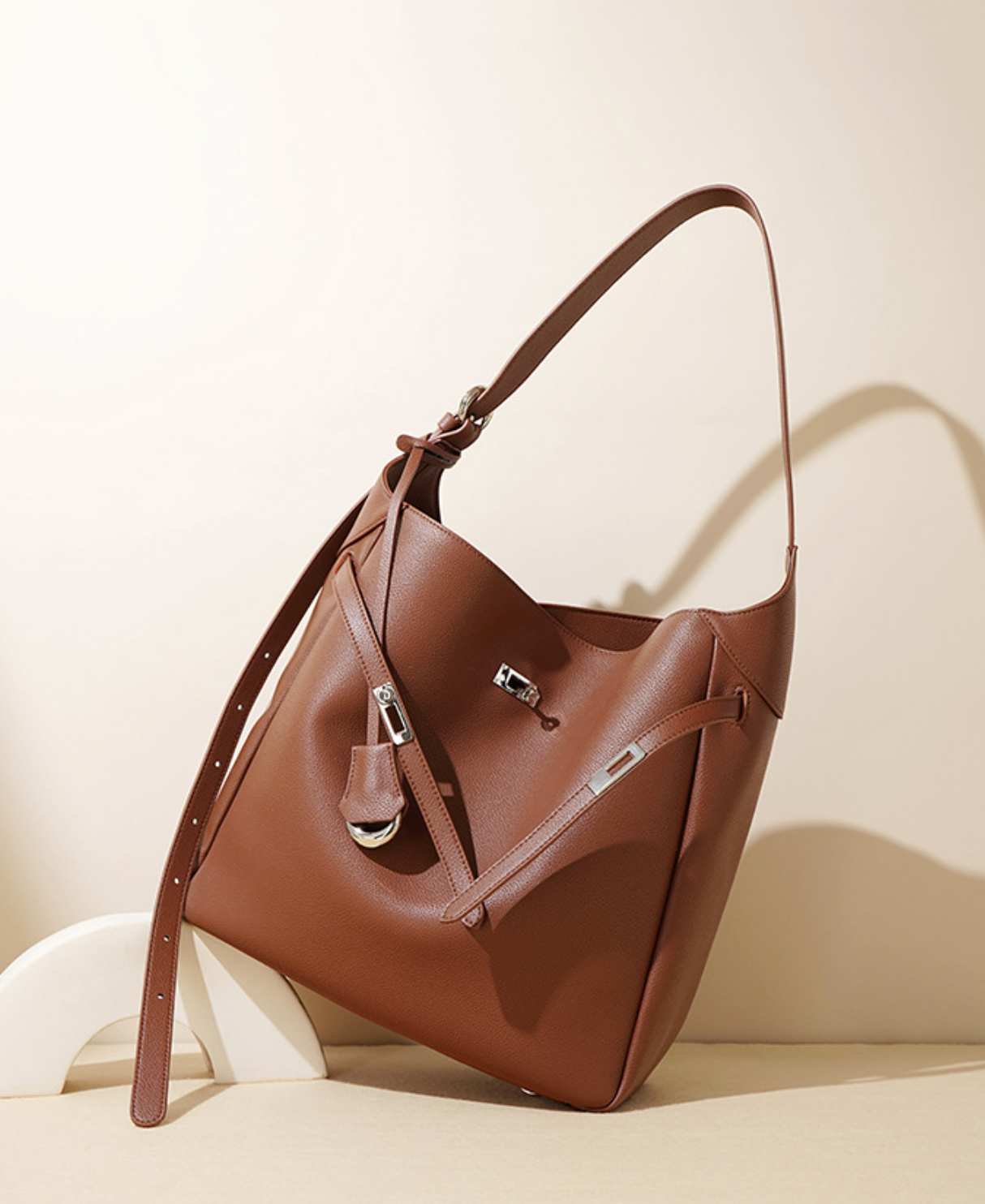 structured bucket bag with lock detail – AURORA