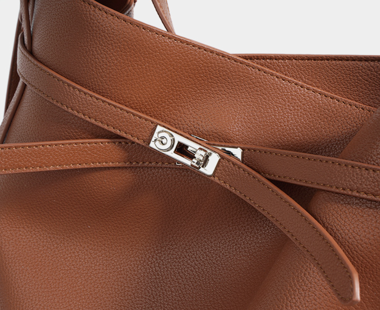 structured bucket bag with lock detail – AURORA