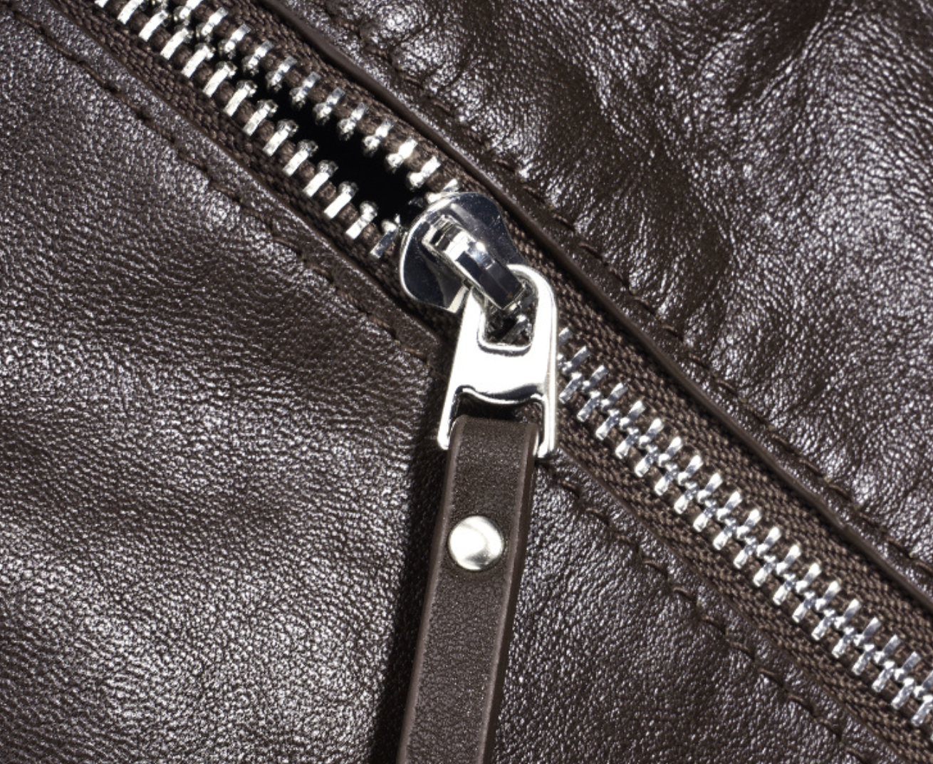 slouchy leather shoulder bag with minimalist charm – NOVIR