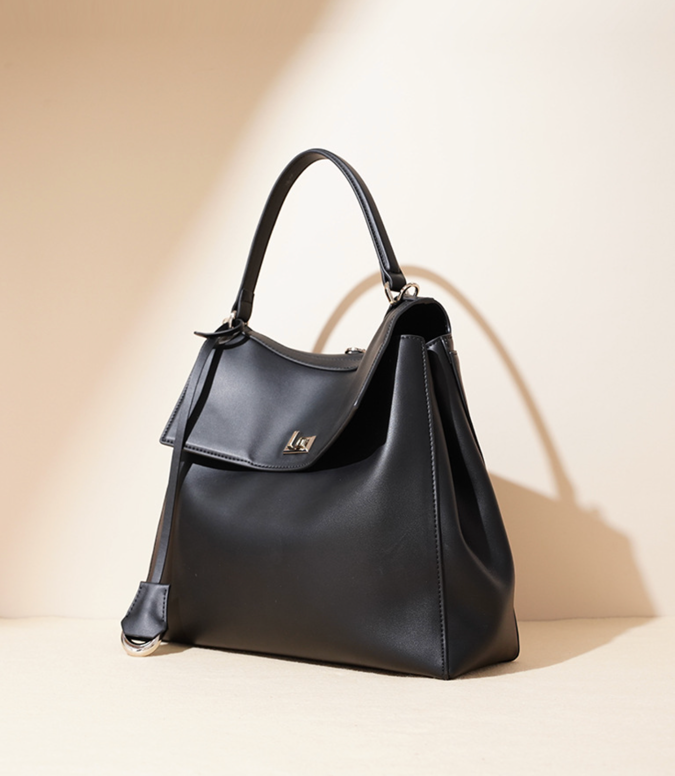 flap-top shoulder bag with polished clasp – RAYA