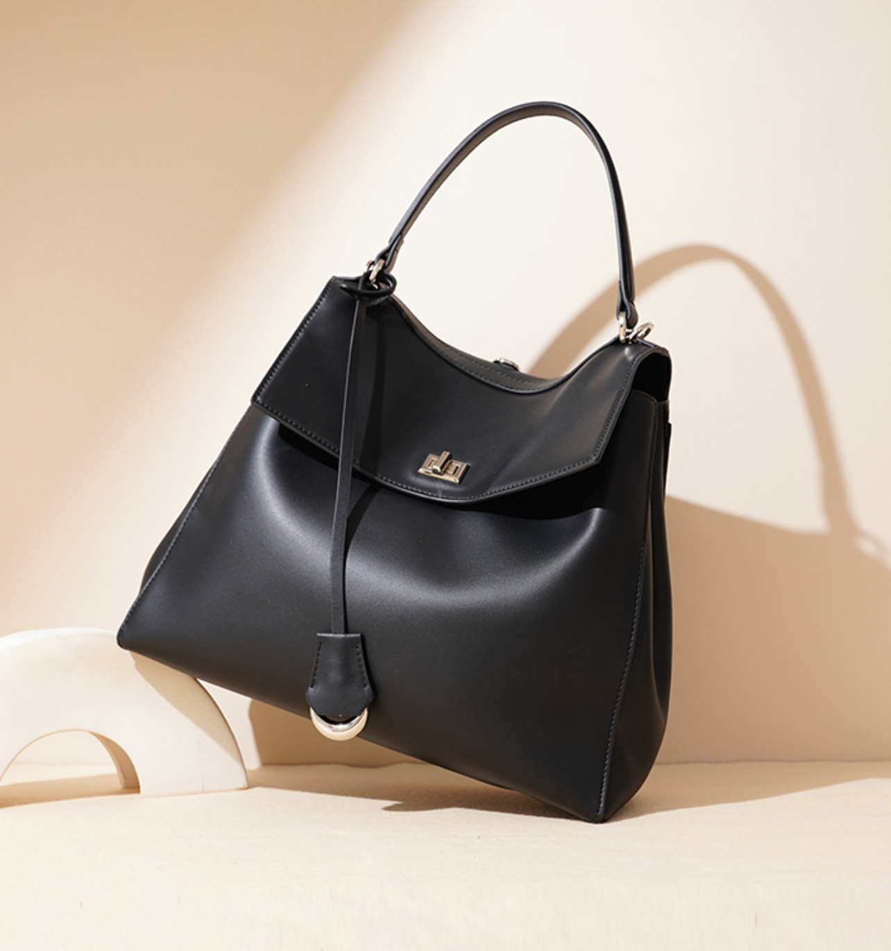flap-top shoulder bag with polished clasp – RAYA