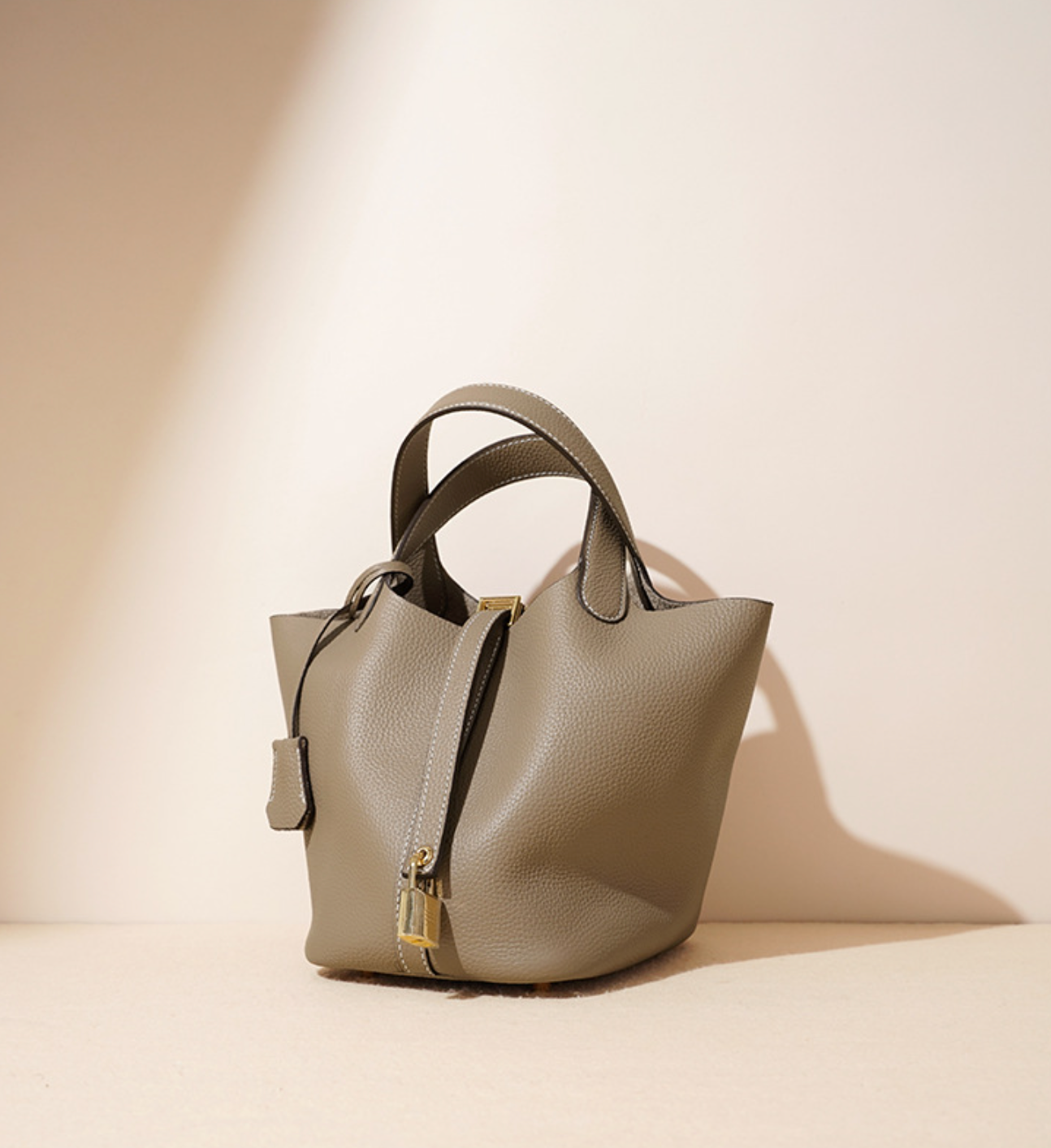 pebbled leather bucket bag with gold padlock – NOA