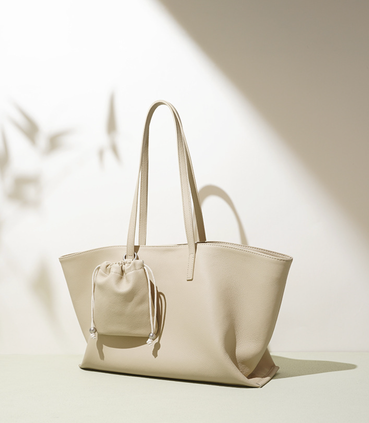 structured tote bag with mini drawstring pouch – OASIS