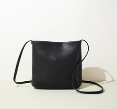 minimalist crossbody bag in matte black – NOIZA