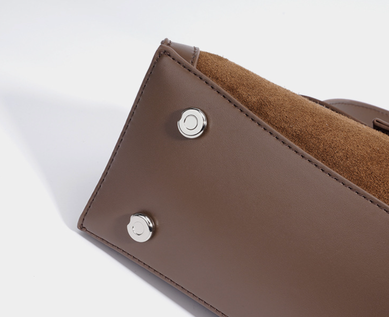 curved suede shoulder bag with flap closure – AURA