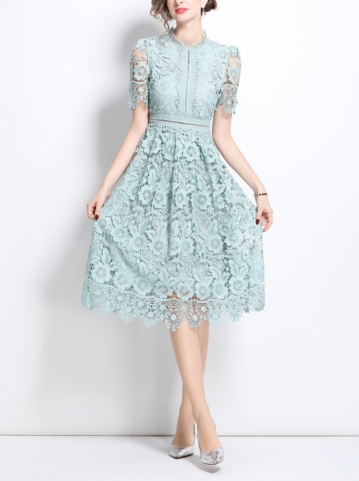 short-sleeve lace midi dress with high neckline – MINTA