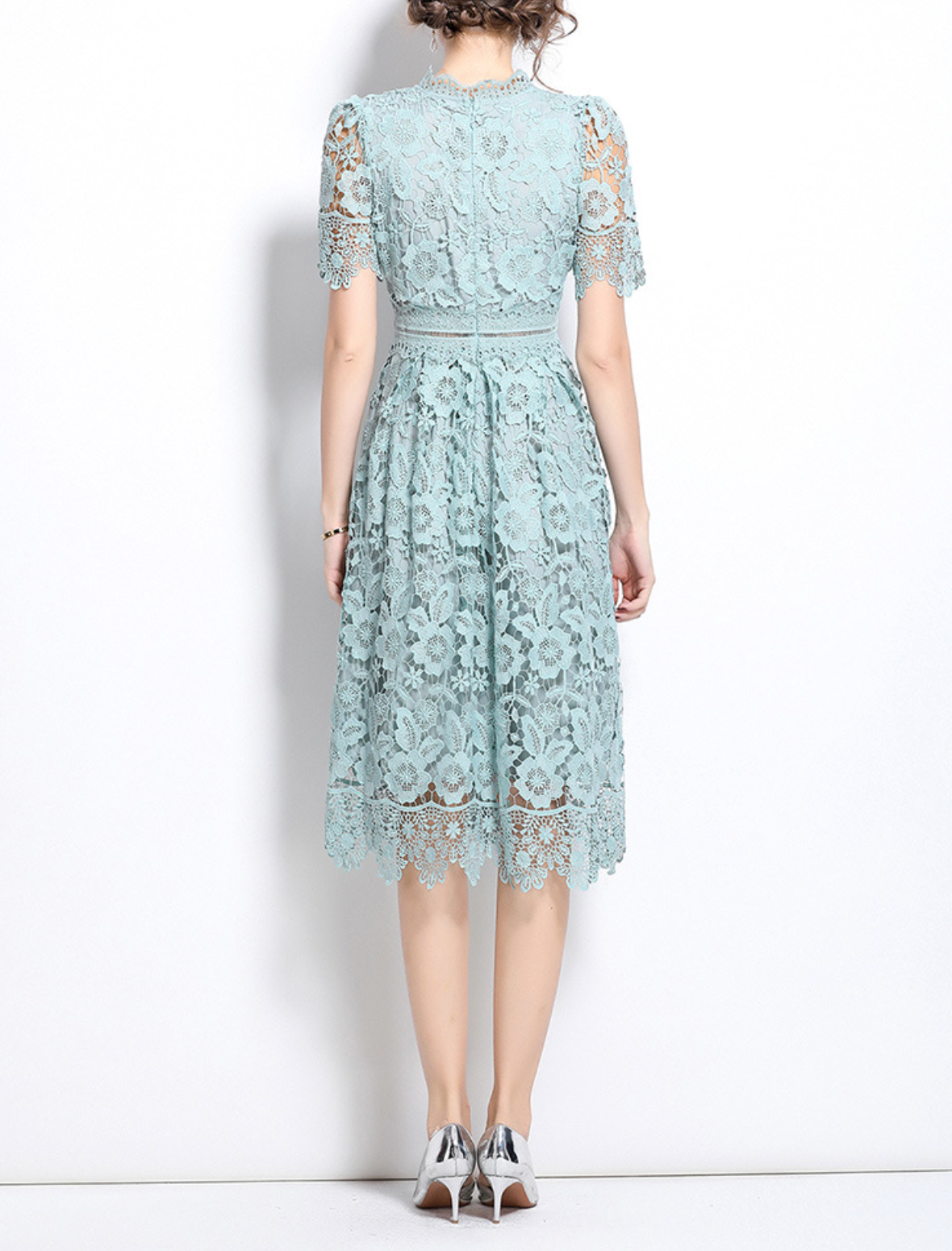 short-sleeve lace midi dress with high neckline – MINTA