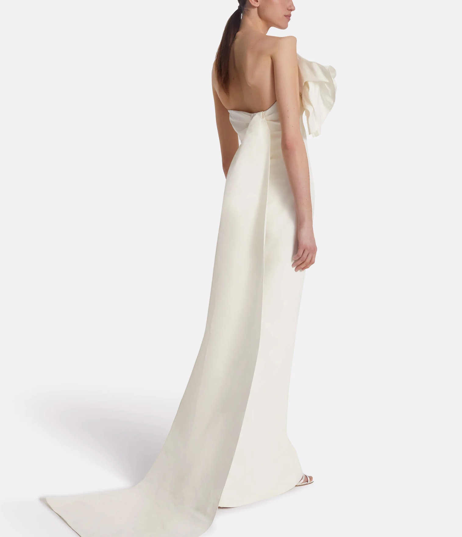 one-shoulder gown with sculptural floral detail – IVONA