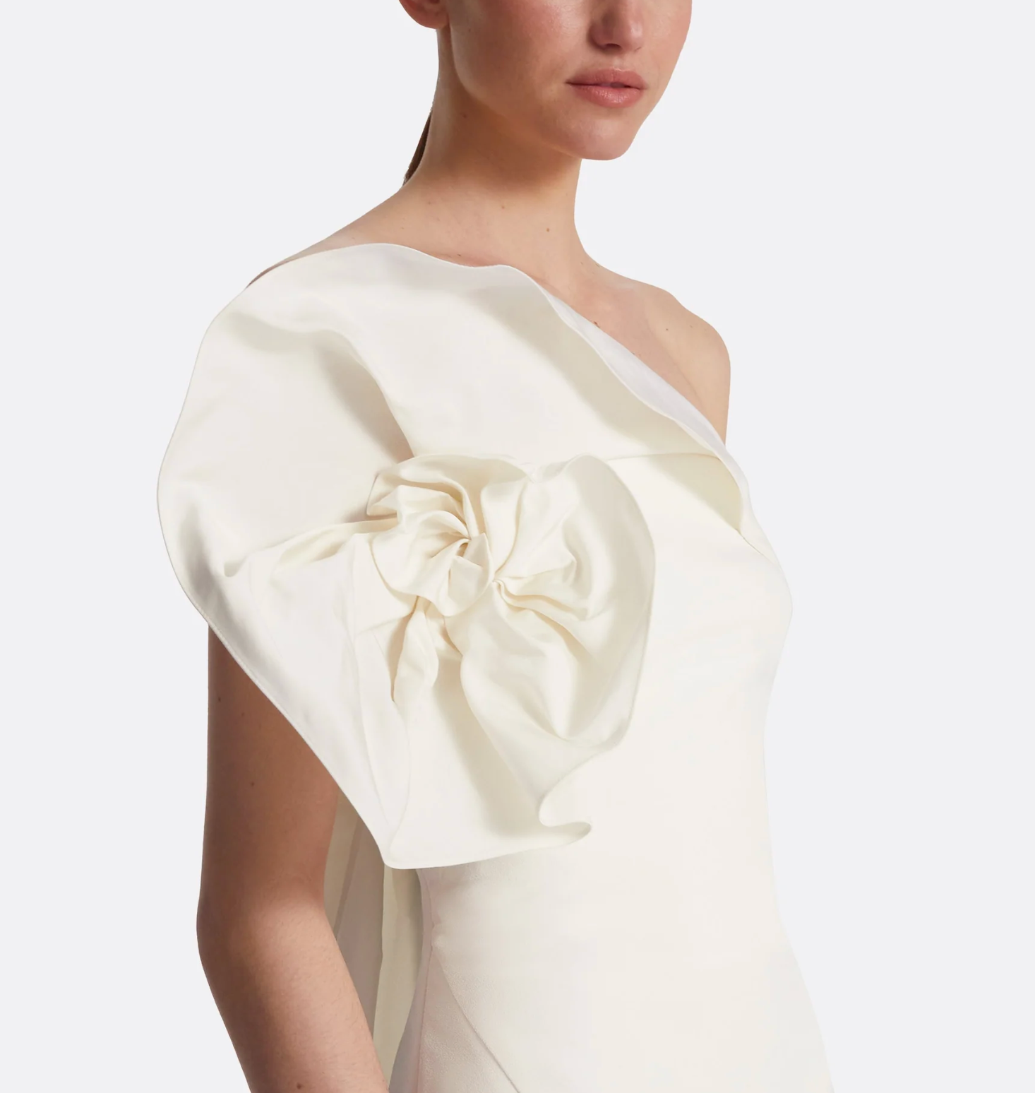 one-shoulder gown with sculptural floral detail – IVONA