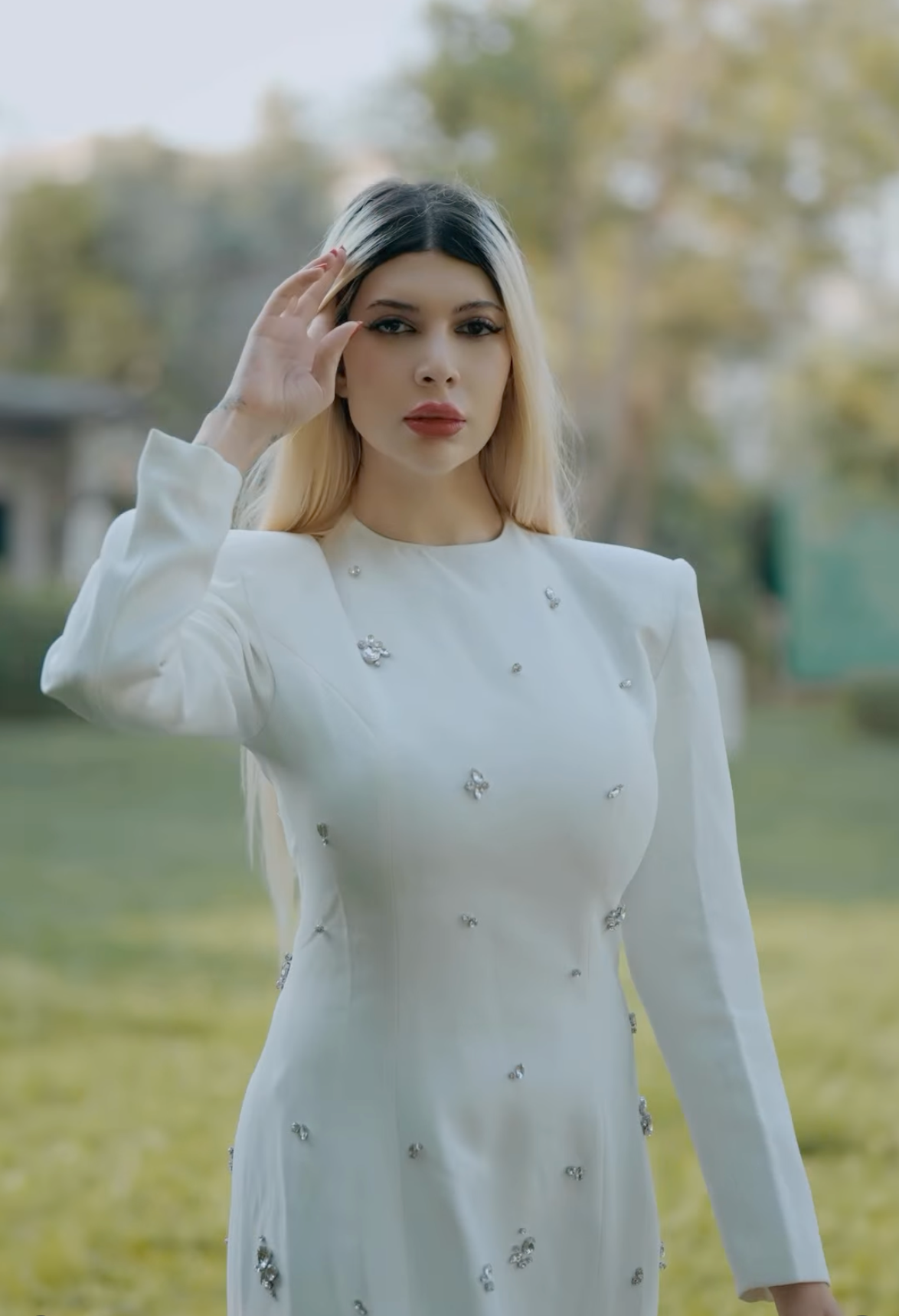 embellished long-sleeve column gown – Jolan