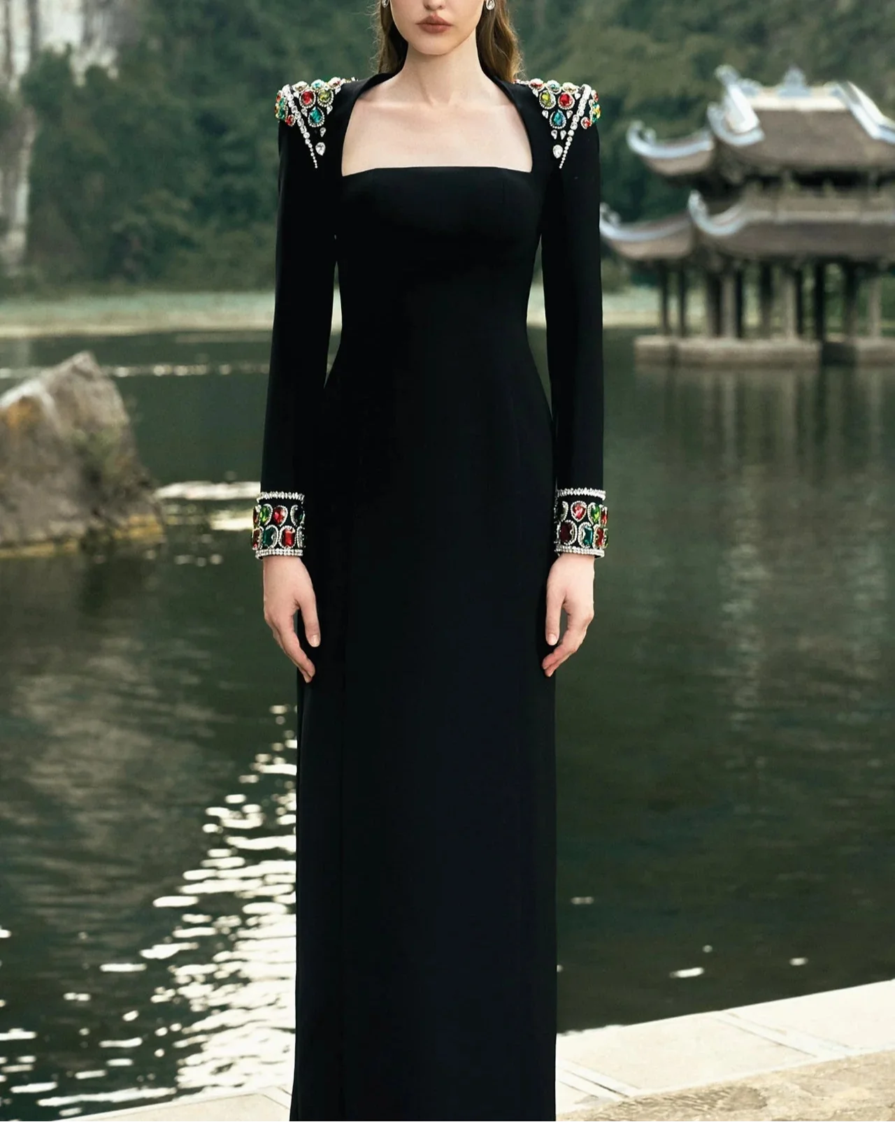 Embellished shoulder column dress with long sleeves – Amonda