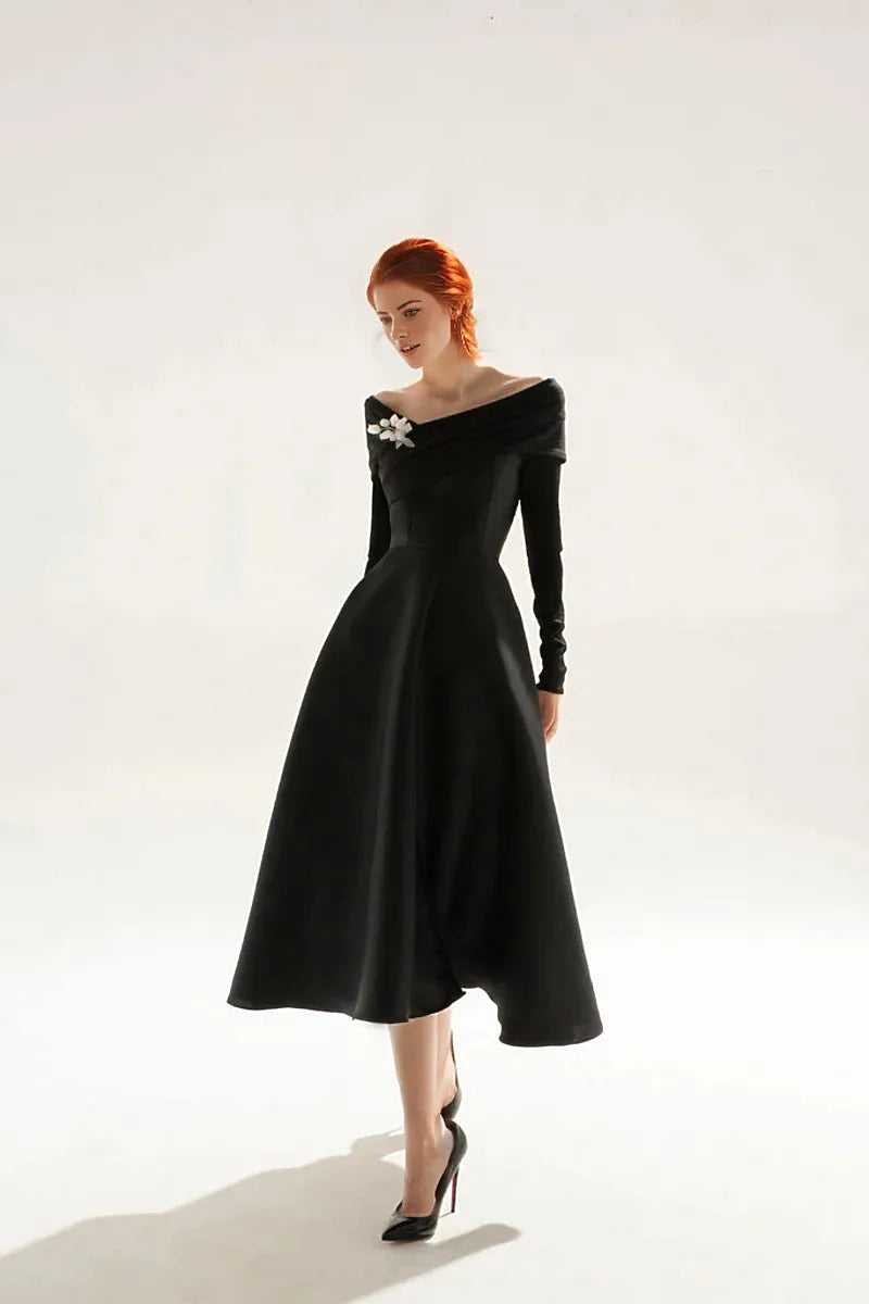 off-shoulder midi dress with floral brooch – Sarien