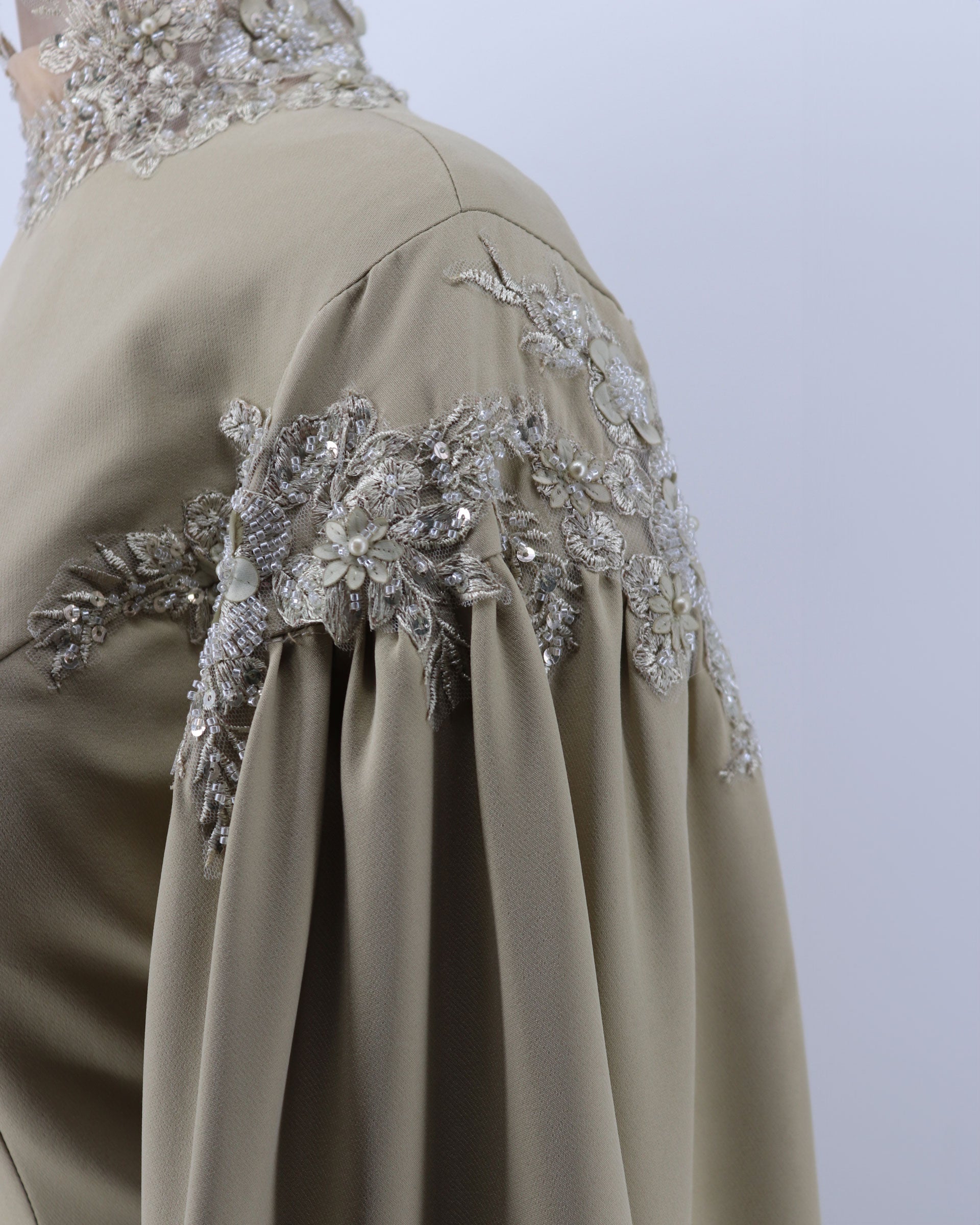 Column dress with maxi sleeves - back cape - Qlooza