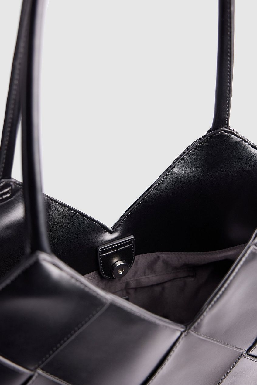 geometric shoulder bag with glossy patchwork finish – ARYXA